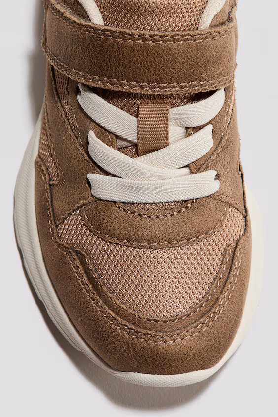 Кроссовки с легкими подошвами