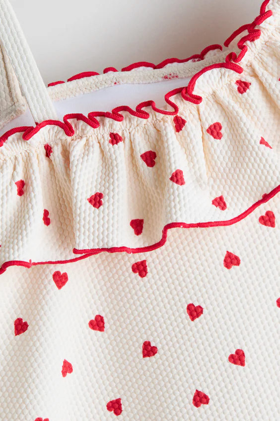 Купальный костюм с volant и одним обнаженным плечом