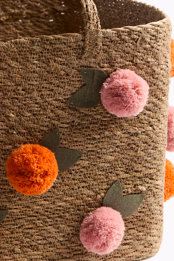 Корзина для хранения из морской травы с помпонами