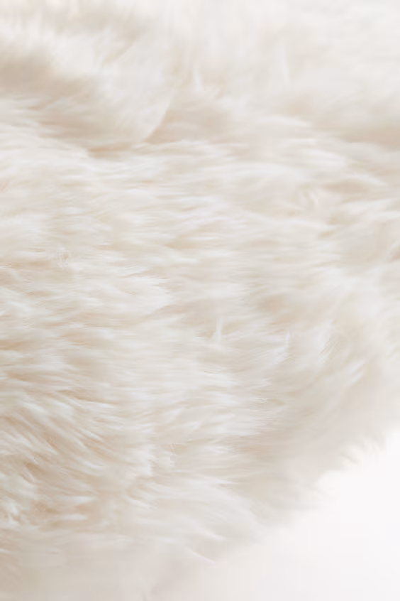 Пушистая подушка в форме сердца