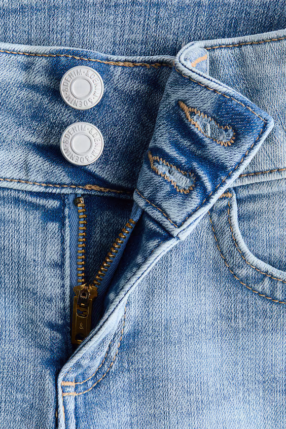 Джинсы с расклешенными брючинами