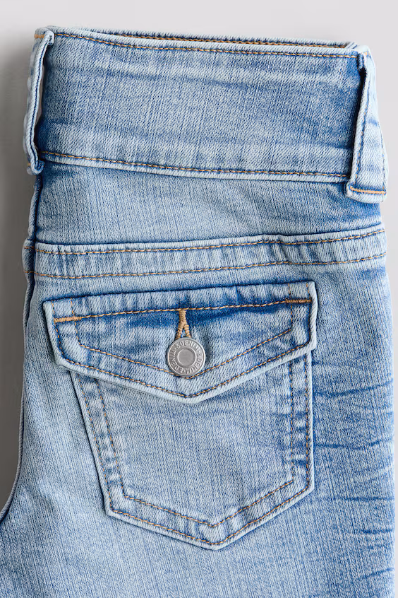 Джинсы с расклешенными брючинами