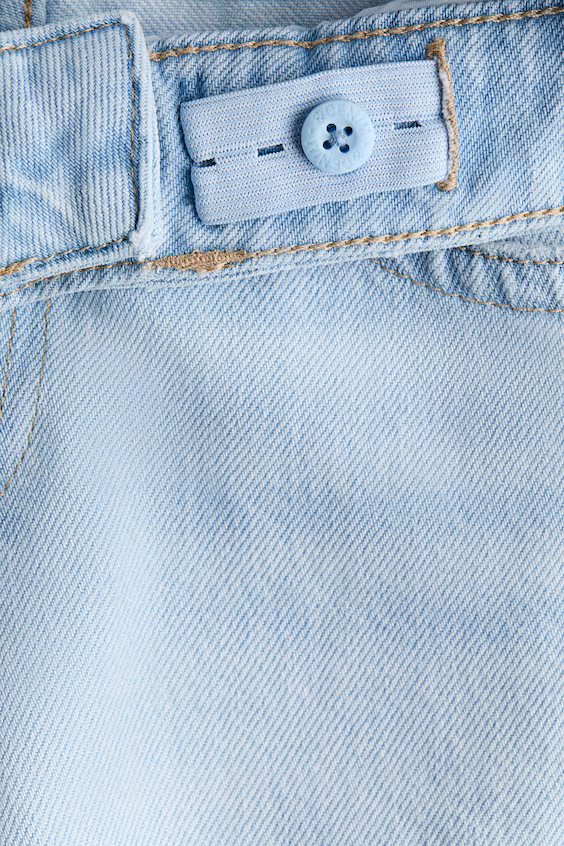 Джинсы свободного кроя с широкими брючинами