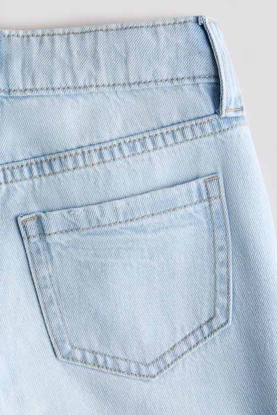 Джинсы свободного кроя с широкими брючинами