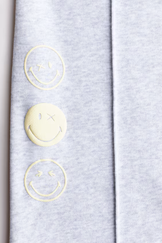 Брюки-джоггеры из мольтона с принтом