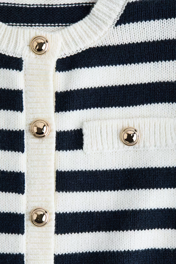 Короткое пальто из вязаного материала