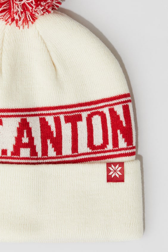 Шапка в мелкую клетку с помпоном