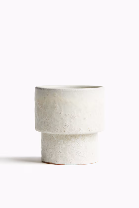 Очень маленькая глиняная ваза