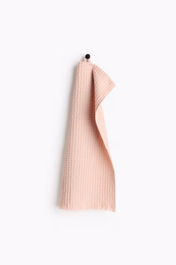 Гостевое полотенце в фавновом стиле