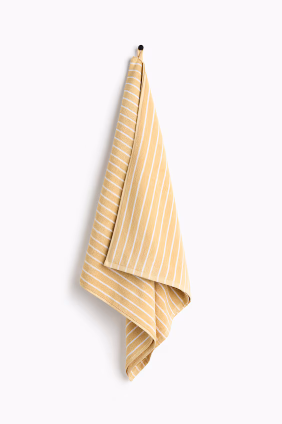 Полотенце в полоску для ванны