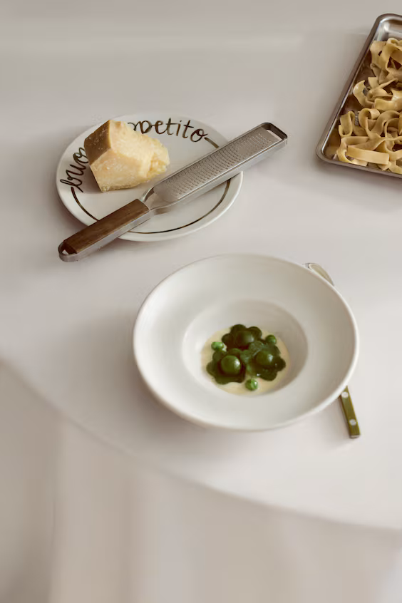 Среднего размера тарелка из фарфора с текстом