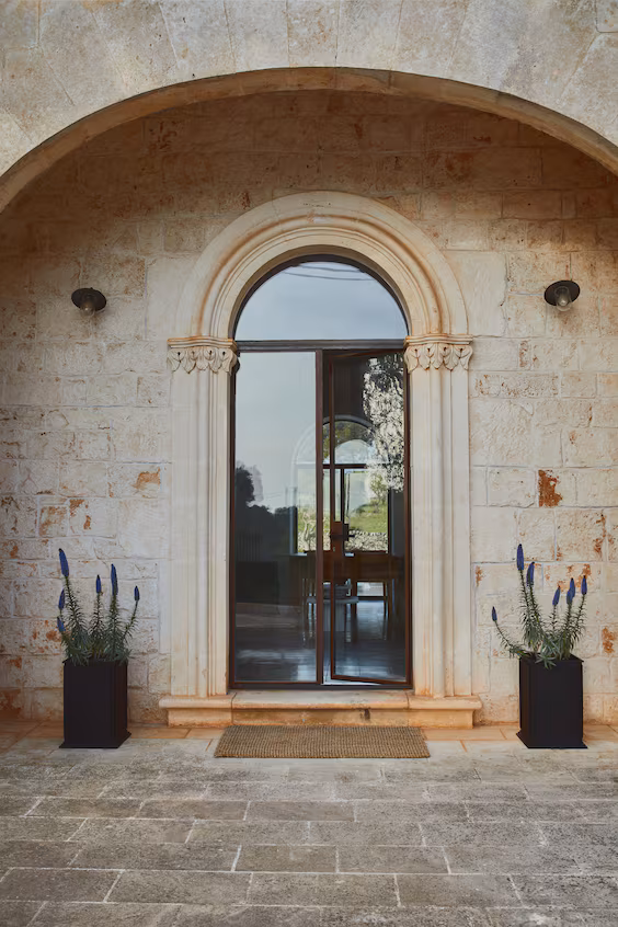 Высокий металлический ваза