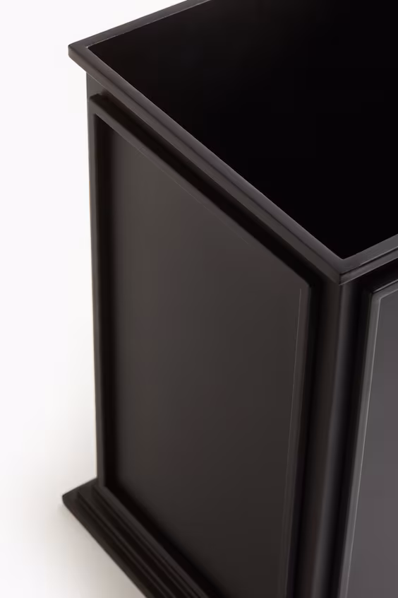 Высокий металлический ваза