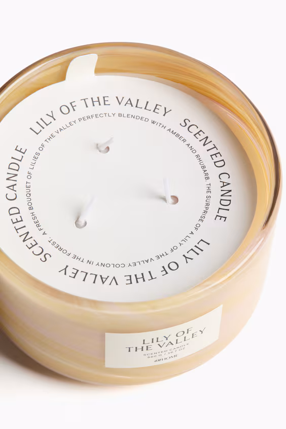 Большая ароматическая свеча в стеклянной подставке