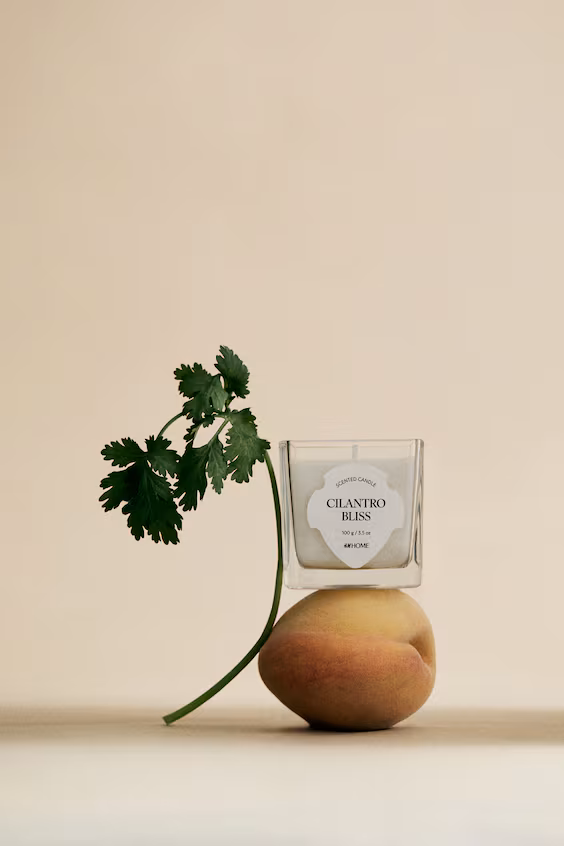 Маленькая ароматическая свеча в стеклянном контейнере