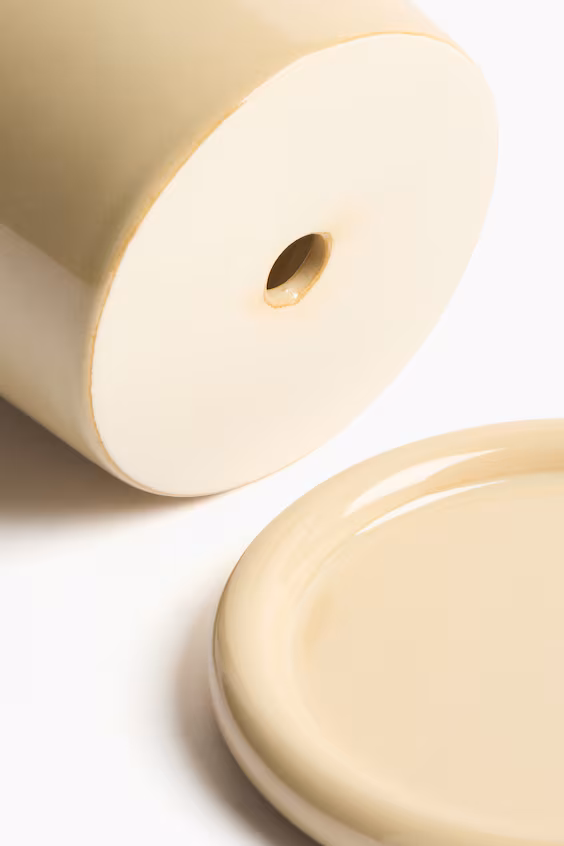 Очень маленький вазочка и блюдце из фарфора