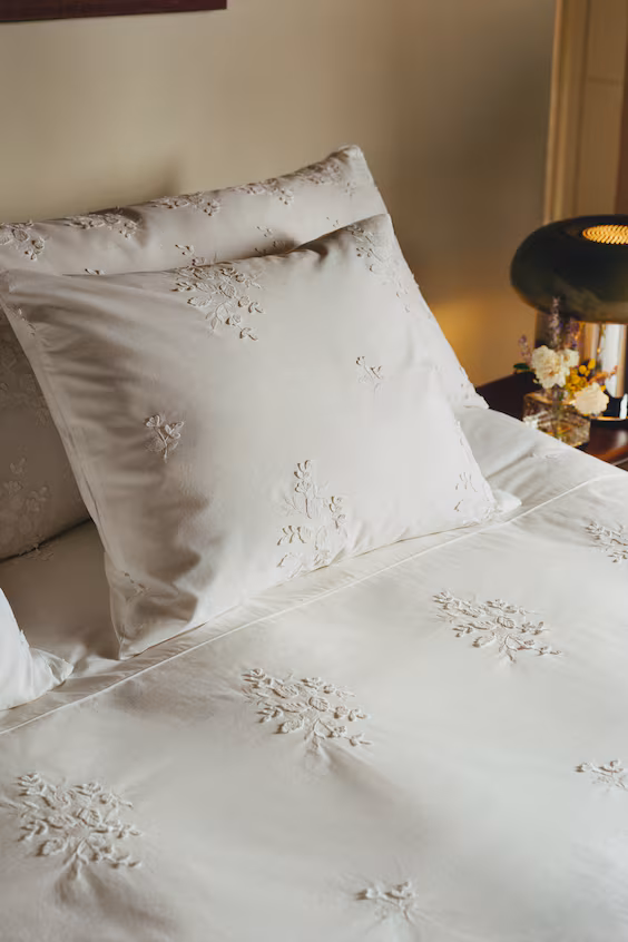 Наволочка из хлопка с вышивкой