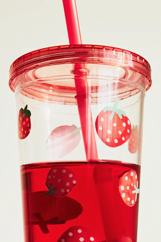 Пластиковая кружка с узором и трубочкой