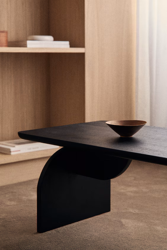 Центральный стол из дерева