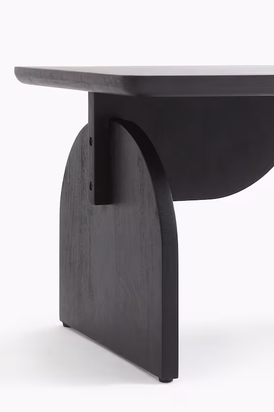 Центральный стол из дерева