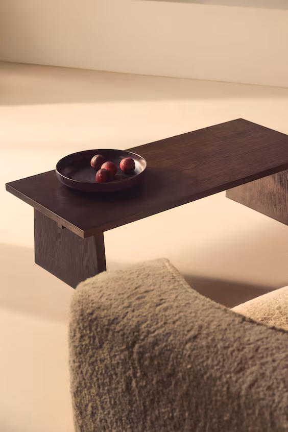 Центральный стол из дерева