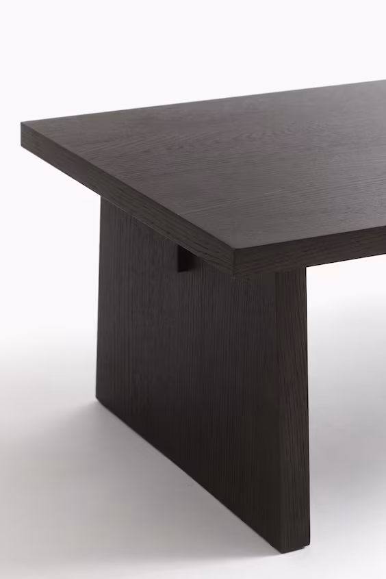 Центральный стол из дерева