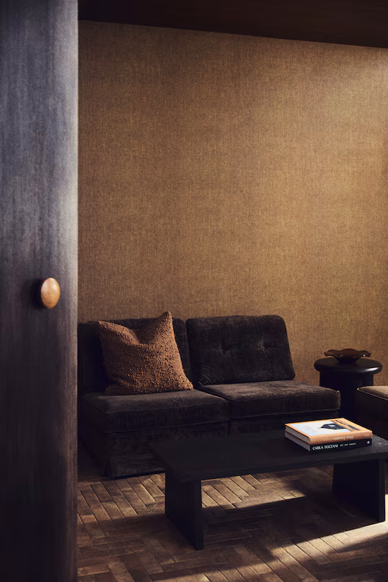 Центральный стол из дерева