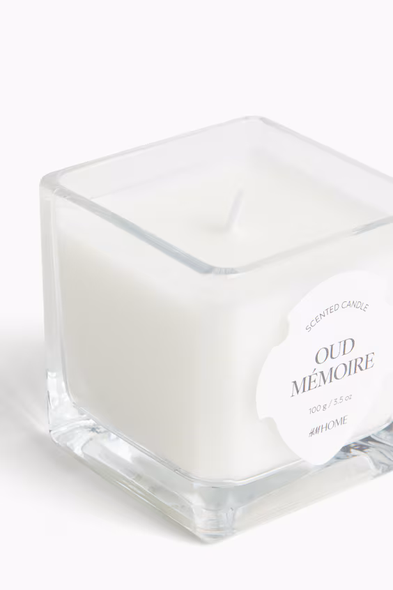 Маленькая ароматизированная свеча в стеклянной емкости