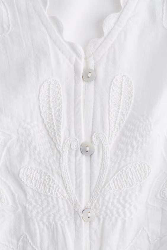 Короткий хлопковый комбинезон с вышивкой