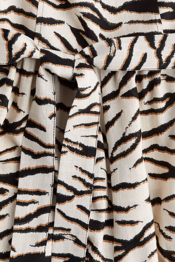 Комбинезон с завязкой на поясе и кремово-зебровым принтом