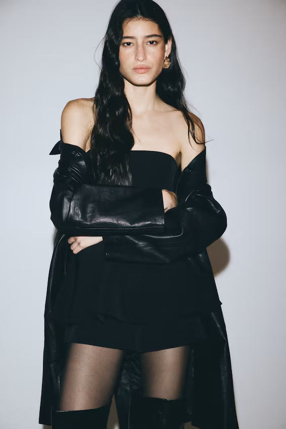 Комбинезон на бантике с баской и короткими штанишками