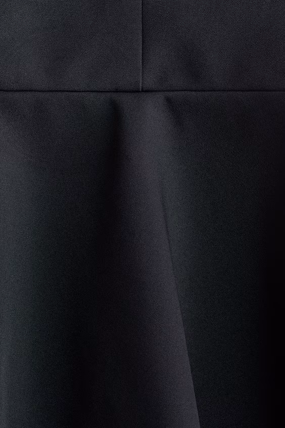 Комбинезон на бантике с баской и короткими штанишками