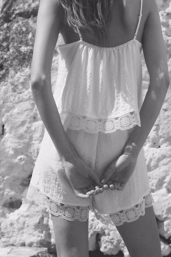 Короткий комбинезон с вышивкой