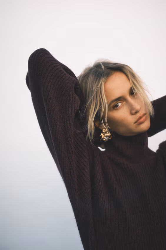 Платье из рубчатого трикотажа с наплечниками