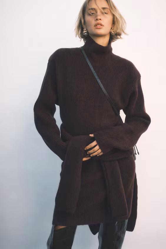 Платье из рубчатого трикотажа с наплечниками