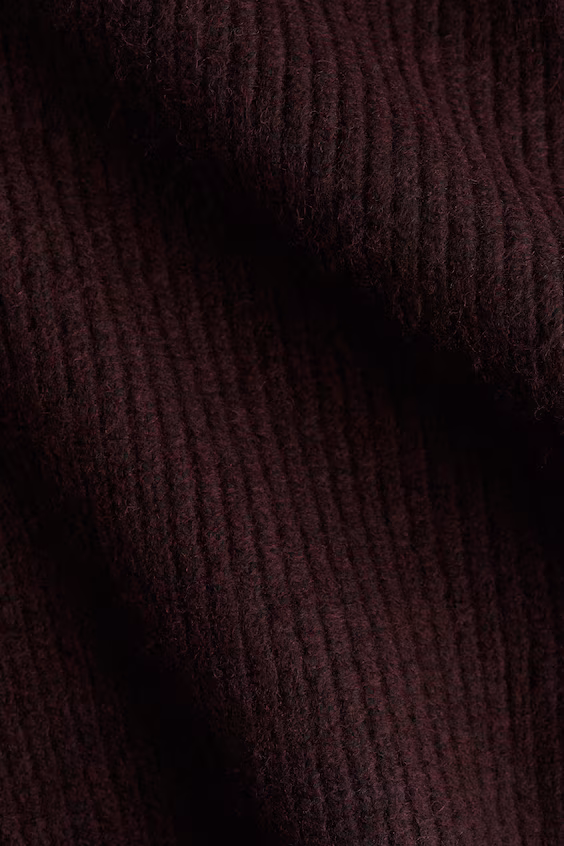 Платье из рубчатого трикотажа с наплечниками