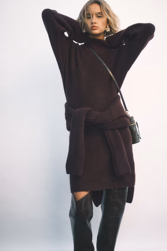 Платье из рубчатого трикотажа с наплечниками