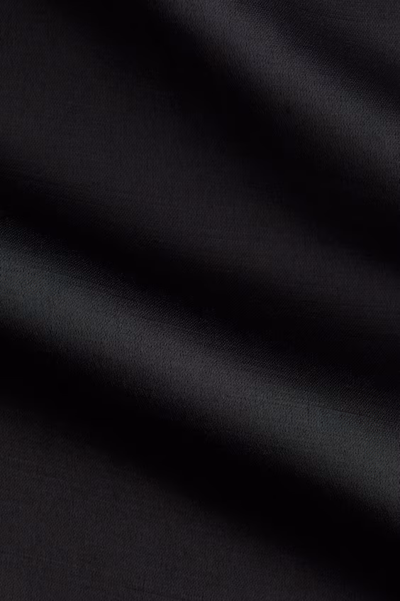 Однотонное платье с деталью в виде цепочки