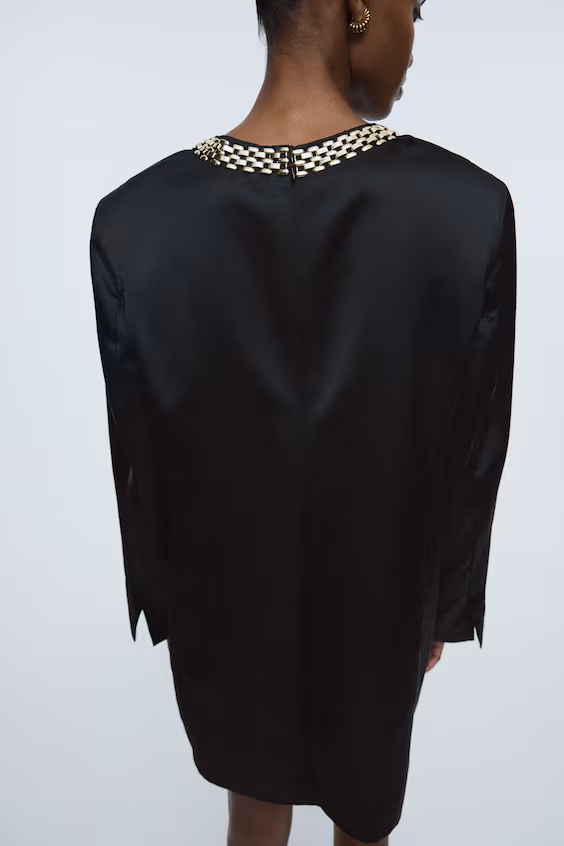 Однотонное платье с деталью в виде цепочки