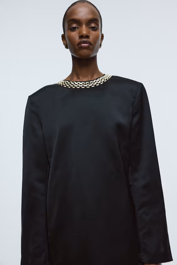 Однотонное платье с деталью в виде цепочки