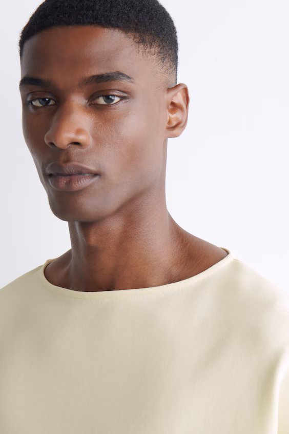 Широкая свитер с вырезом лодочкой