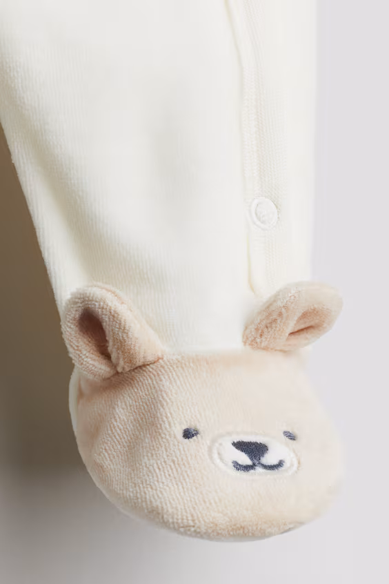 Пижама из велюра с носочками