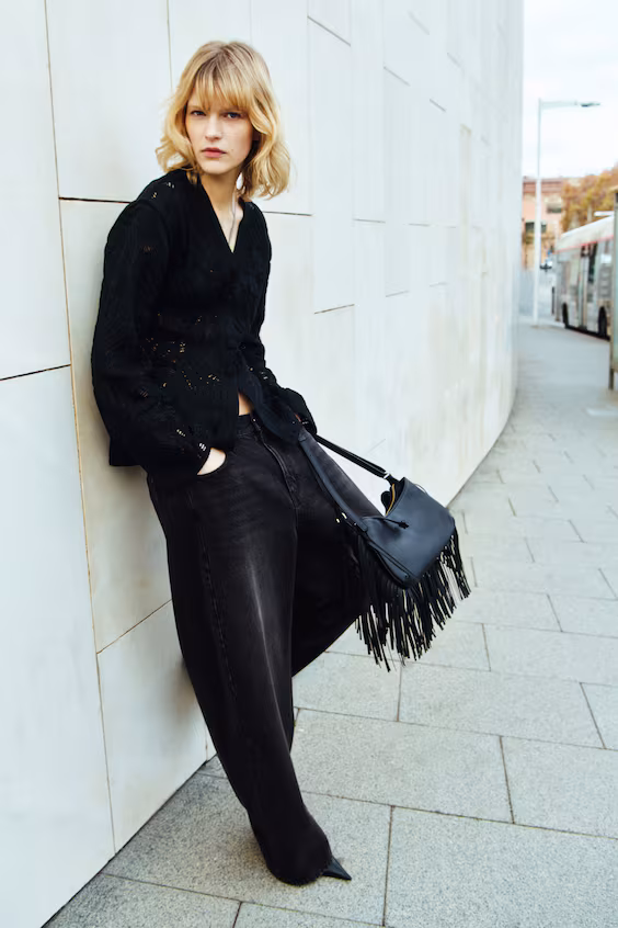 Джинсы с потертыми штанинами