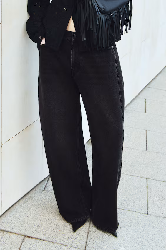 Джинсы с потертыми штанинами