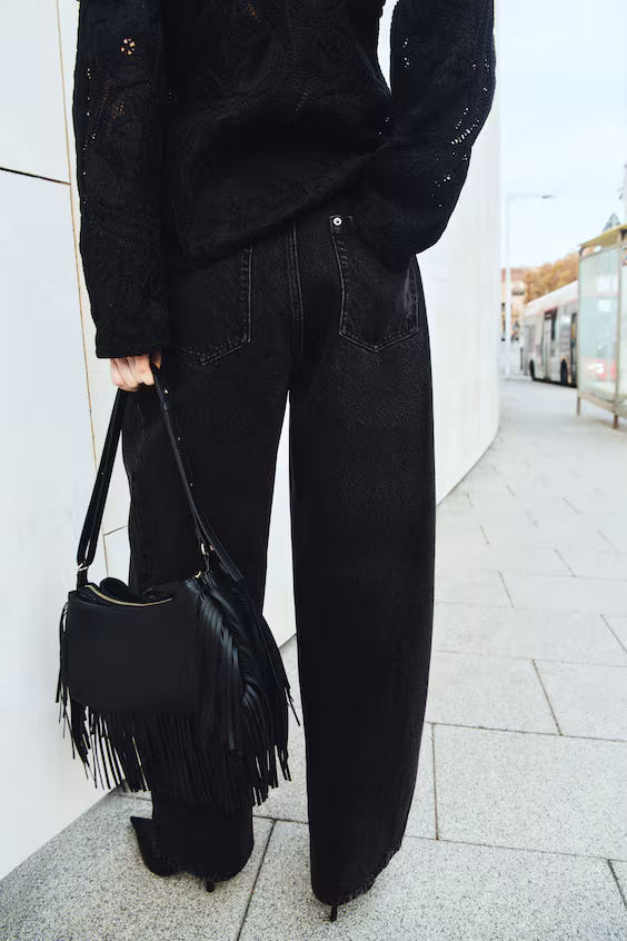 Джинсы с потертыми штанинами