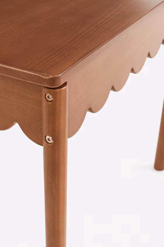 Детский стол и стул с волнообразным краем