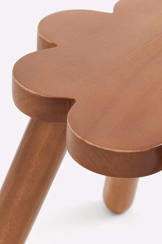 Детский стол и стул с волнообразным краем