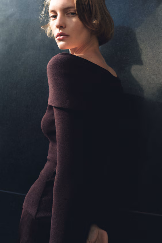 Свитер с открытыми плечами и закрученной деталью