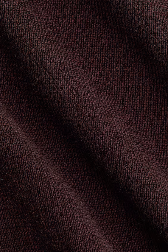 Свитер с открытыми плечами и закрученной деталью