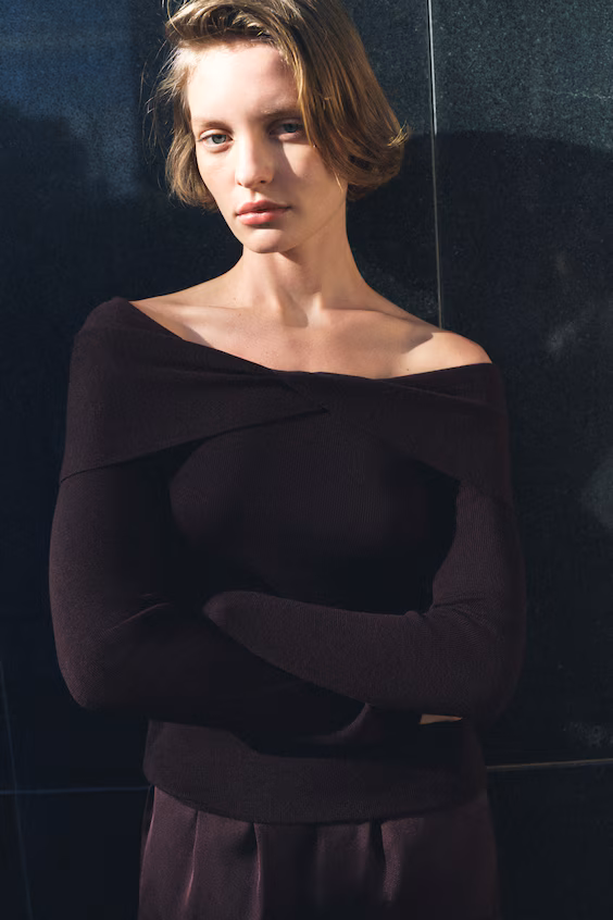 Свитер с открытыми плечами и закрученной деталью